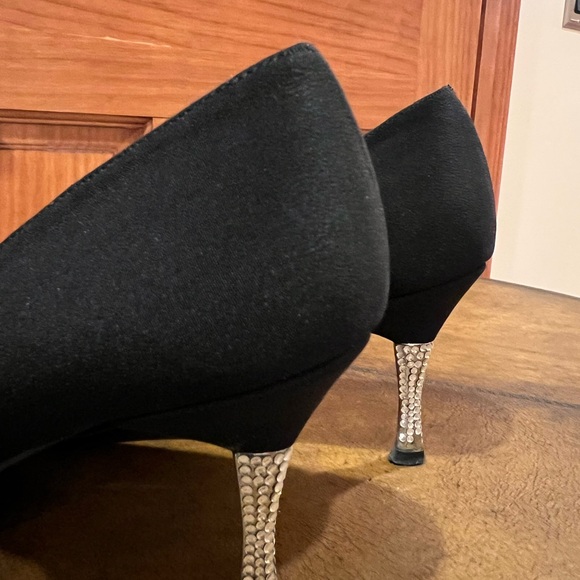 STUART WEITZEMAN KITTEN PUMP SIZE 6½ WITH A 2 ½” HEEL AND RHINESTONE ACCENTS. - Picture 4 of 11
